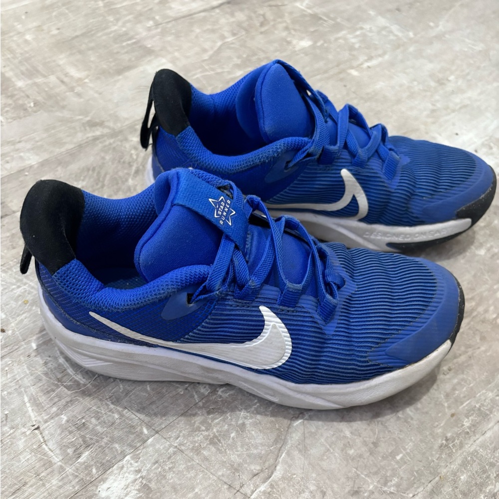 Boy’s size 1 Nike sneakers
